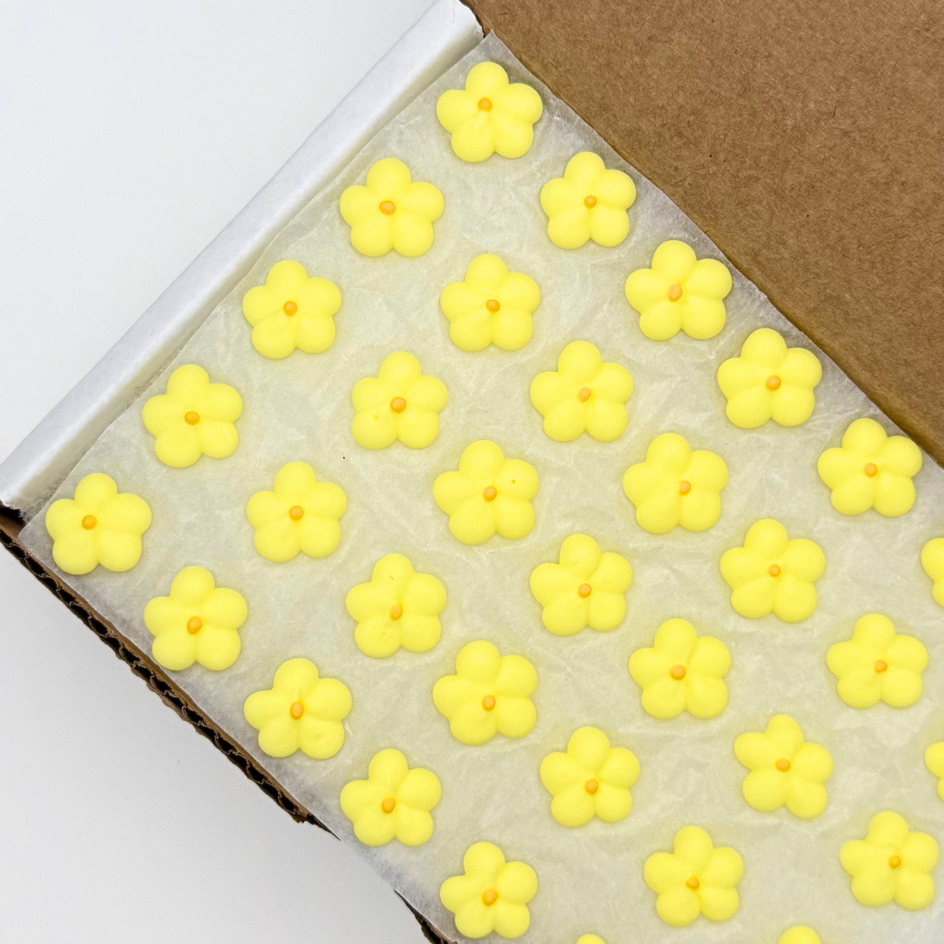 100 Bulk (1/2") Yellow Icing Blossoms