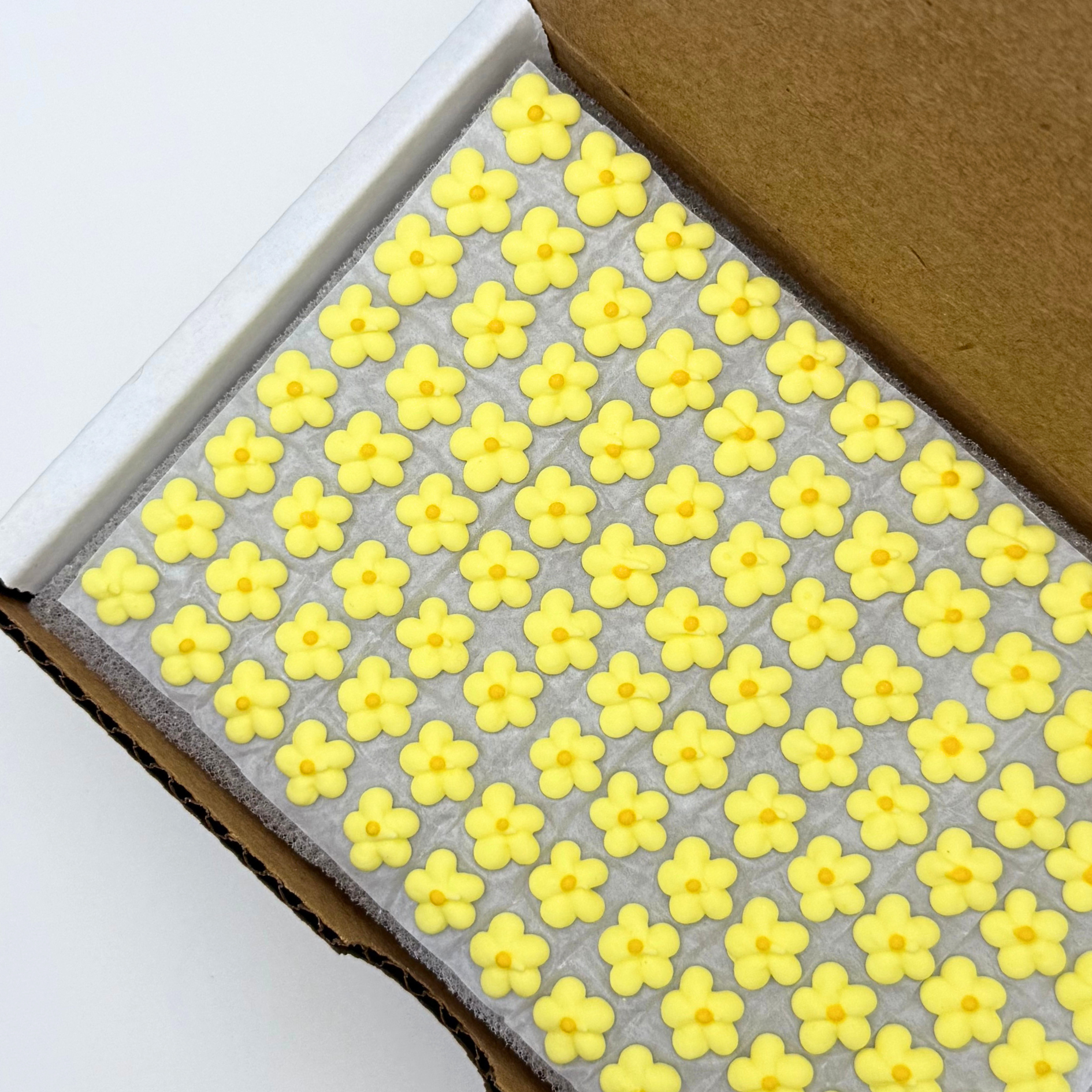 200 Bulk (1/4") Yellow Icing Blossoms