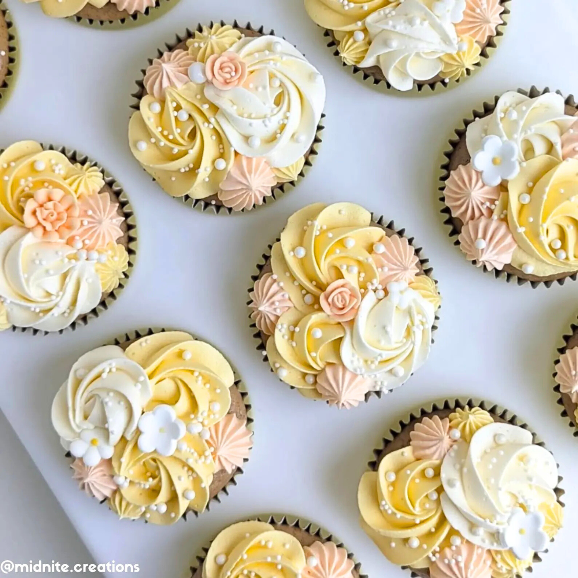 Honeysuckle Icing Flowers (30)