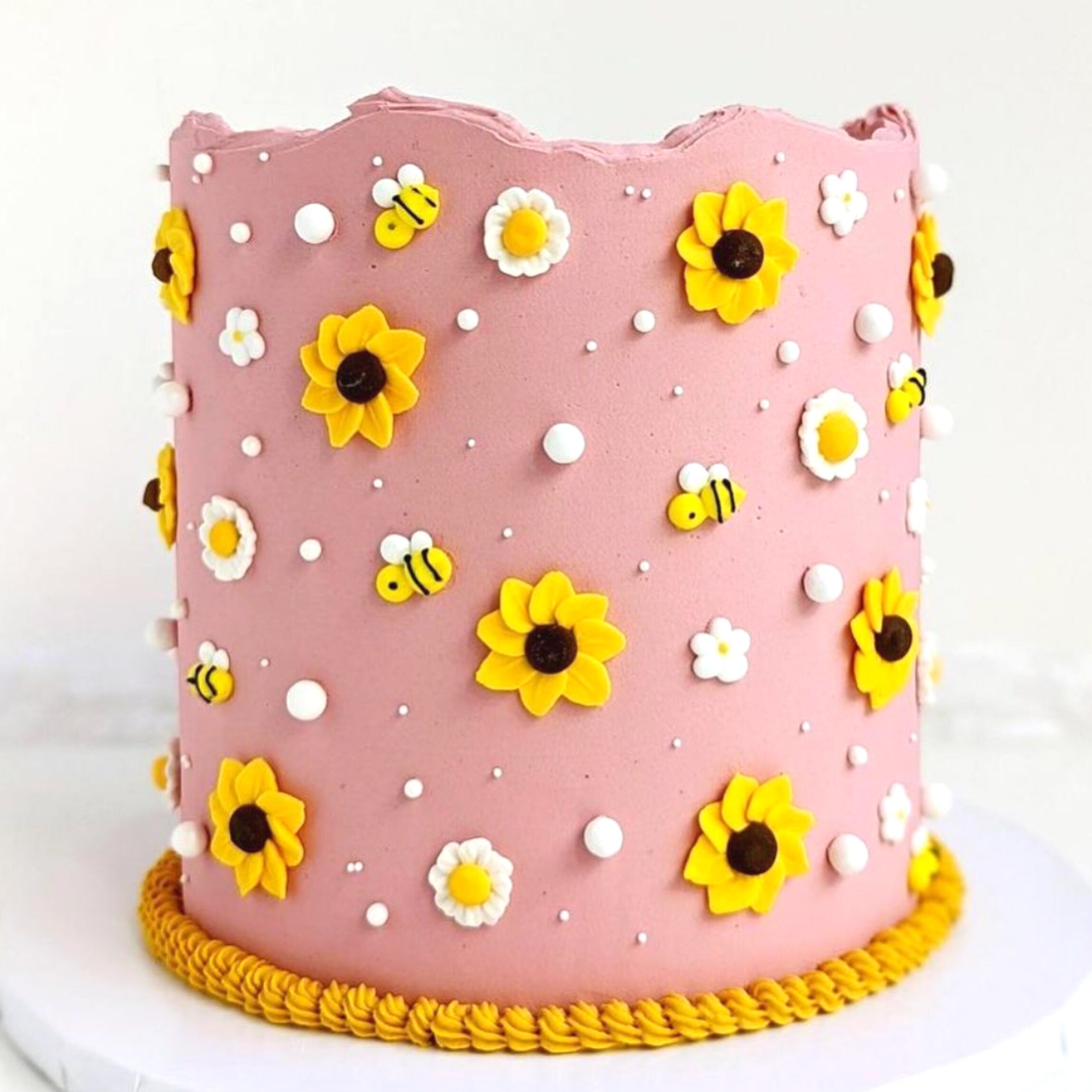 Icing Bees & Daisies on a Cake