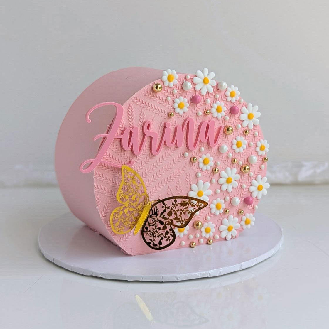 Icing Daisies on a Cake