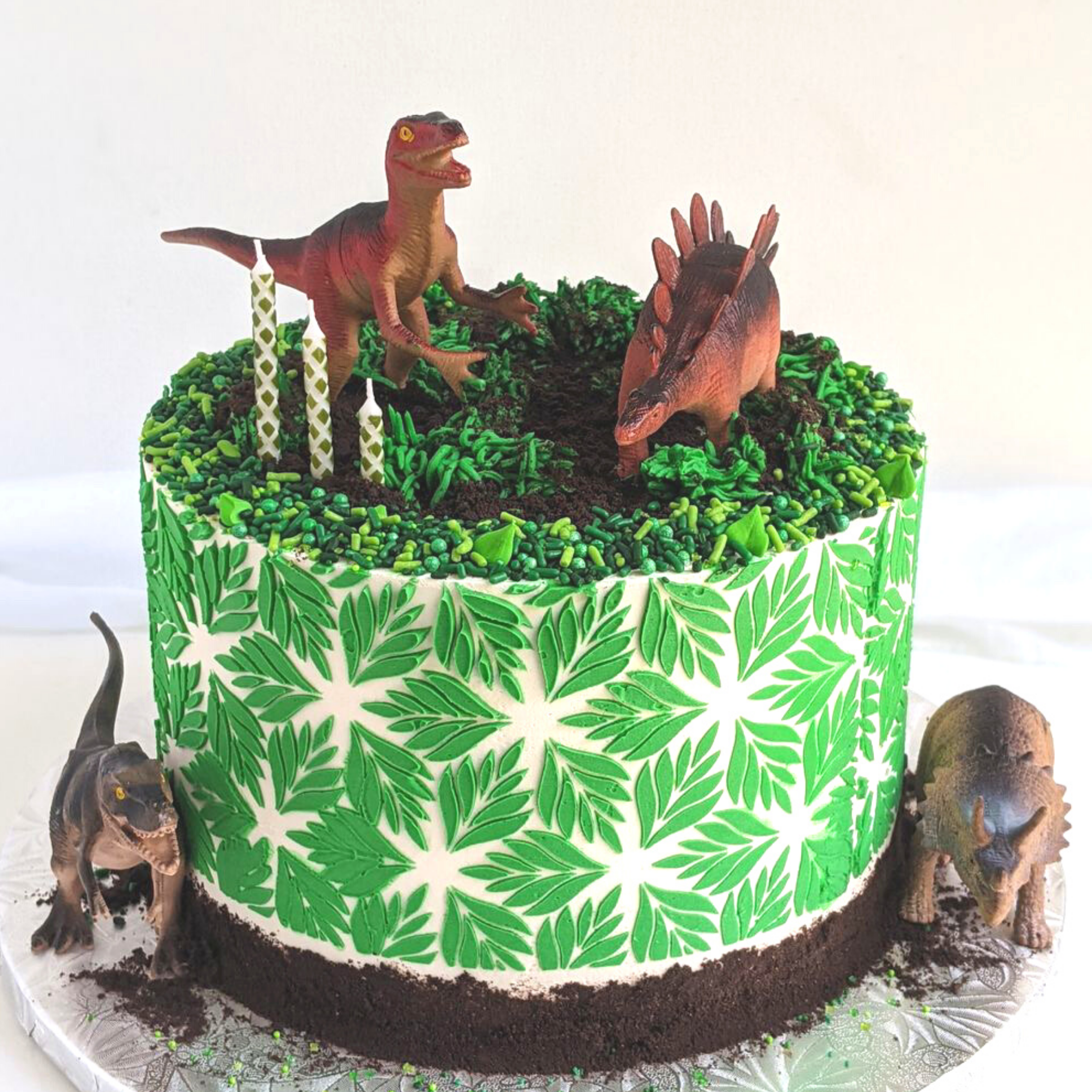 Jungle Leaves Sprinkle Mix on a Cake